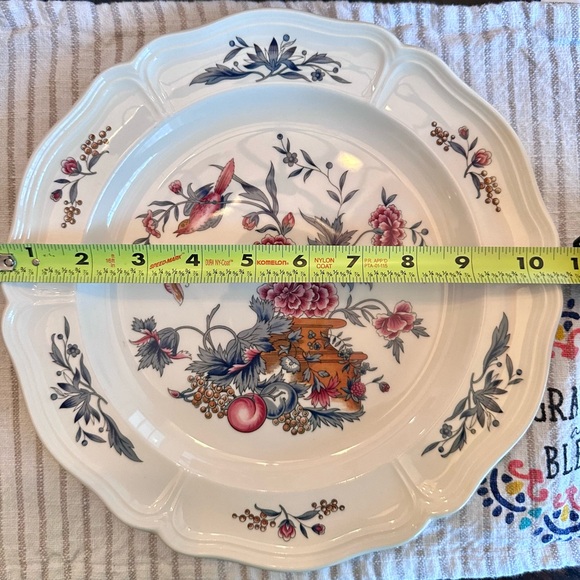 Wedgwood Williamsburg Potpourri Cream Dinnerware with Red and Blue Floral Design - Picture 2 of 16